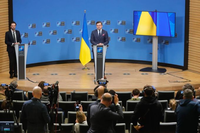 Der ukrainische Aussenminister Kuleba steht der Presse gestern in Brüssel zum Ukraine-Krieg Rede und Antwort. Ukraine-Krieg
