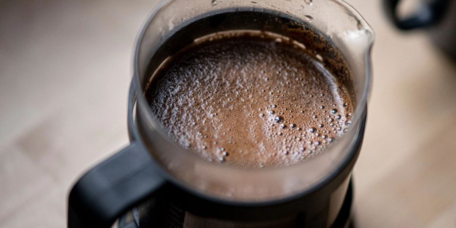 Trotz starker Preiserhöhungen hat sich der ohnehin hohe Konsum von Kaffee in Deutschland auch im zweiten Coronajahr abermals erhöht.