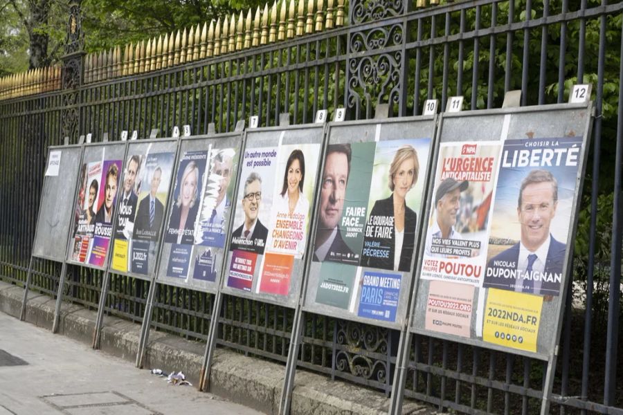 Wahlplakate für die Präsidentschaftswahl 2022 in Bordeaux, Frankreich.