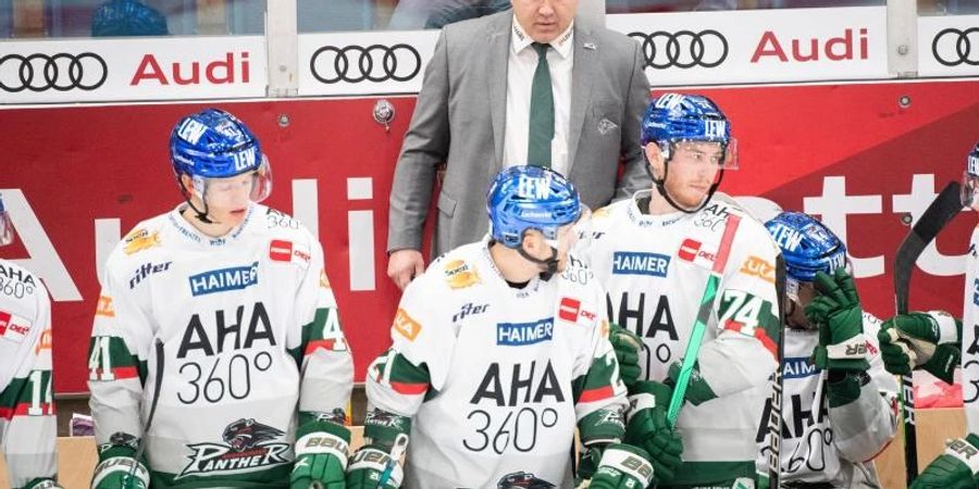 Wegen Coronafällen nicht mehr spielfähig: Das Team der Augsburger Panther und Trainer Mark Pederson. Foto: Matthias Balk/dpa