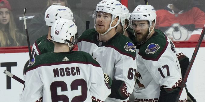 Janis Moser jubelt mit seinen Teamkollegen in der National Hockey League (NHL). national hockey league
