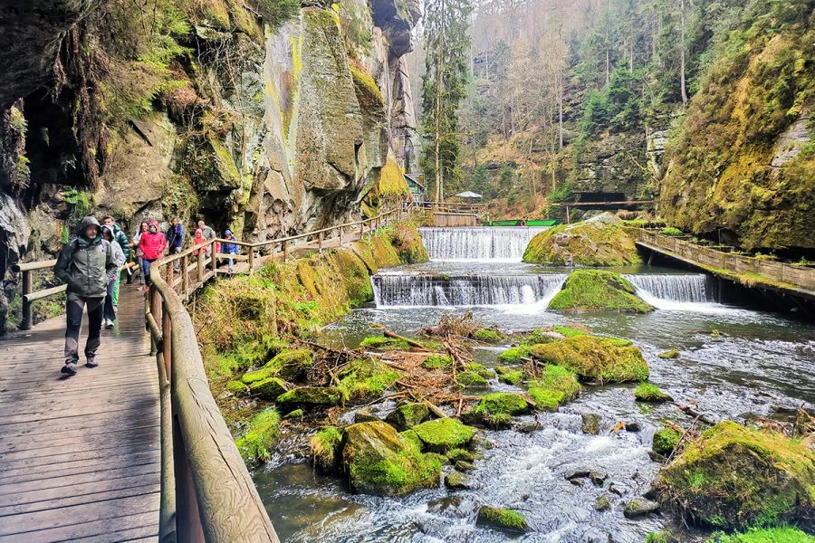 Schlucht Bach Brücke Steg Menschen Wandern