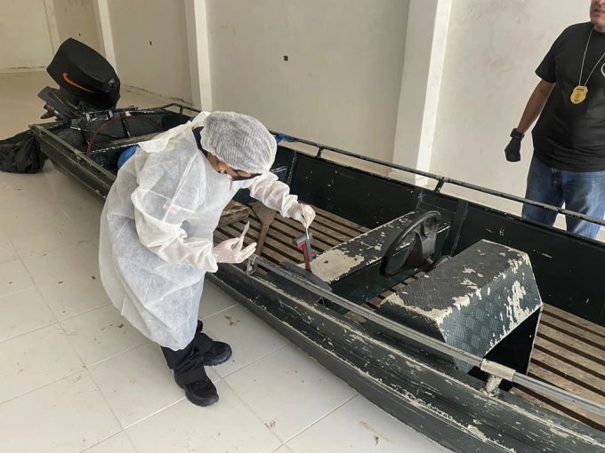 Ein Forensiker untersucht ein Boot mit Blutspuren, die möglicherweise vom vermissten Journalisten Dom Phillips und seinem Begleiter Bruno Pereira stammen. (EPA/Brazilian Federal Police) journalisten