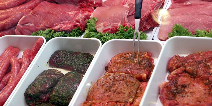 An der Ladentheke verlangen die Kunden in den meisten Fällen weiterhin Fleischerzeugnisse, aber pflanzliche Alternativen werden immer beliebter. An der Ladentheke verlangen die Kunden in den meisten Fällen weiterhin Fleischerzeugnisse, aber pflanzliche Alternativen werden immer beliebter.