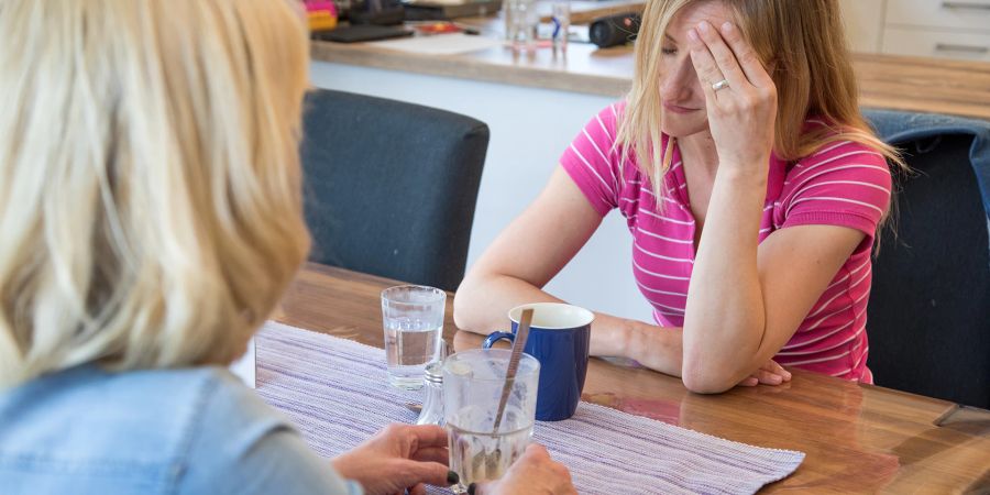 Tisch Frauen Gespräch Emotionen Trauer Becher