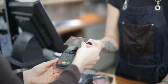 Seit Donnerstagmittag erleben UBS-Kunden Probleme beim Bezahlen mit der Mastercard. (Symbolbild) restaurant