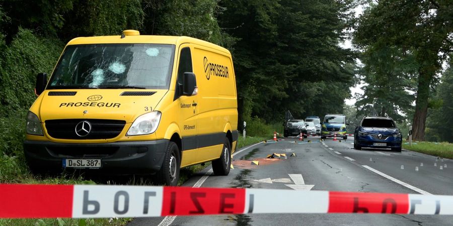 Mehrere Maskierte haben in Köln einen Geldtransporter überfallen und beschossen.