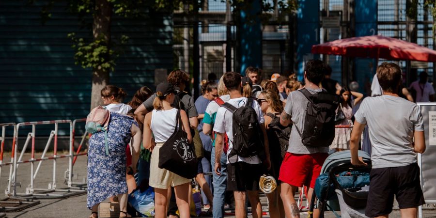 Warteschlange vor dem Sommerbad Neukölln in Berlin, in dem es gestern zu einer gewalttätigen Auseinandersetzung gekommen war.