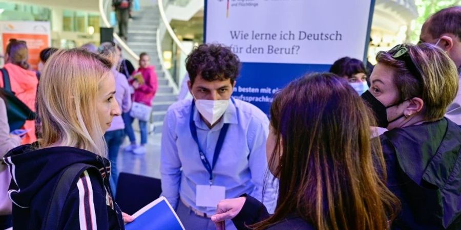Geflüchtete aus der Ukraine auf einer Jobmesse