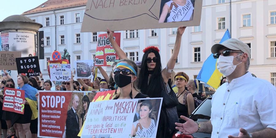 Der russische Opernstar Anna Netrebko hat nicht nur Fans: Demonstranten werfen ihr Nähe zu Putin vor.