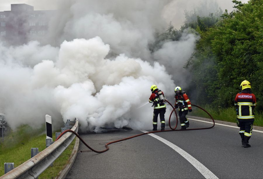 Sursee: Die Feuerwehr löschte das Fahrzeug