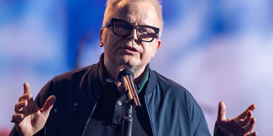 ARCHIV - Der deutsche Sänger Herbert Grönemeyer steht auf der Bühne der ARD-Benefizgala. Foto: Hendrik Schmidt/dpa-Zentralbild/dpa