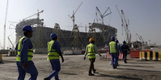 Bauarbeiter gehen zum im Bau befindlichen «Lusail Iconic Stadium» in Katar, am 20. Dezember 2019. Tausende Gastarbeiter sollen in den letzten 10 Jahren gestorben sein. Lusail Stadion WM Katar