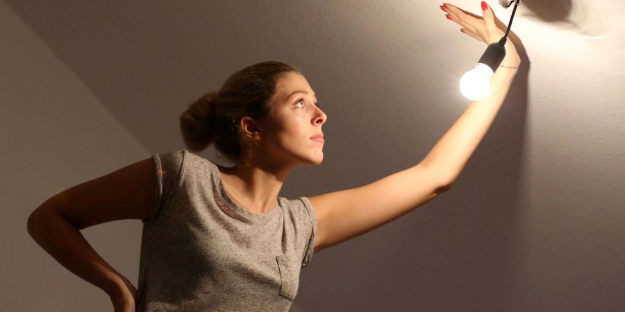 Weg damit: LED-Leuchten geben auch helles Licht, benötigen aber weniger Strom als herkömmliche Glühlampen.