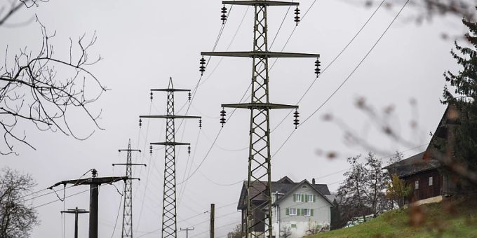Eine Hochspannungsleitung bei Sarnen im Kanton Obwalden. (Archivbild) Strom