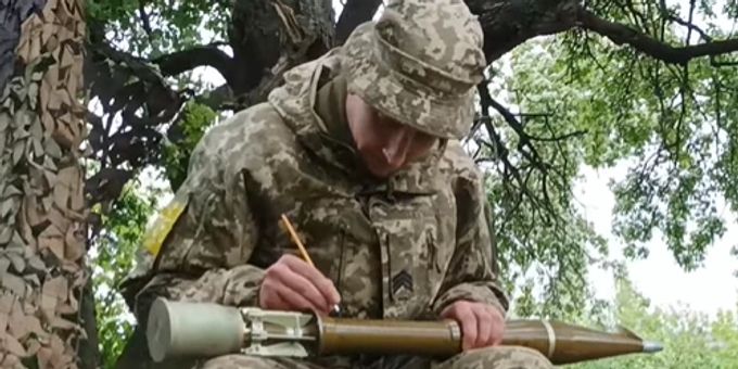 Revanche - Jetzt malen auch Ukraine-Soldaten Botschaften auf Raketen