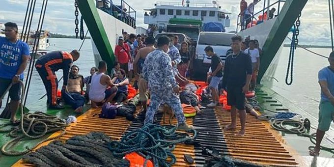 Überlebende von Schiffsunglück auf Philippinen Überlebende von Schiffsunglück auf Philippinen