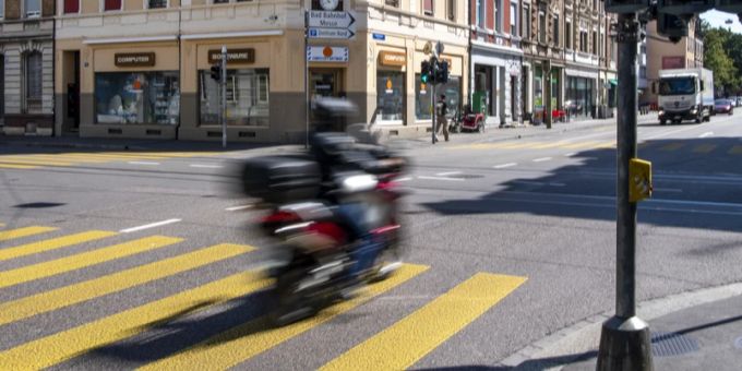 Ennetbaden AG - Töff-Raser liefert sich Verfolgungsjagd mit Polizei