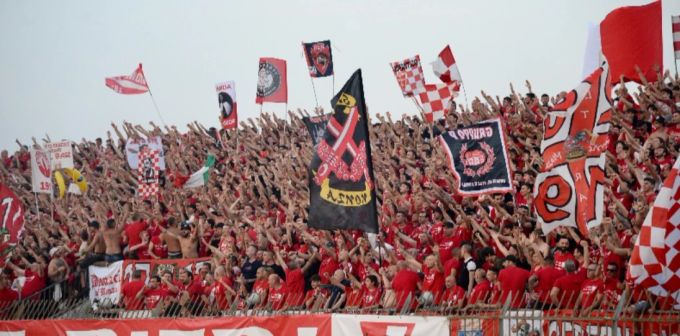 Die Fans von Monza feiern in der Curva Sud des Stadio Brianteo den Aufstieg in die Serie A. AC Monza Serie A