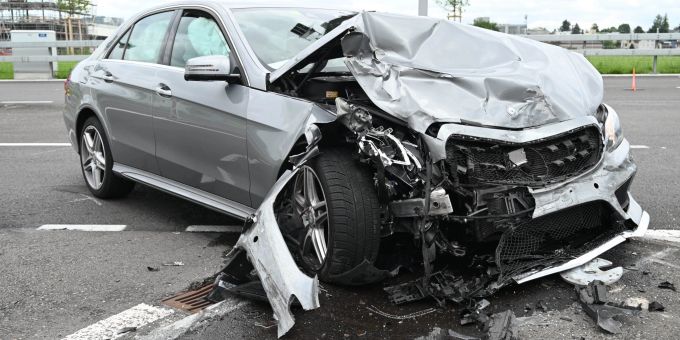 Verletzte Jugendliche bei Kollision zwischen zwei Autos. Kollision