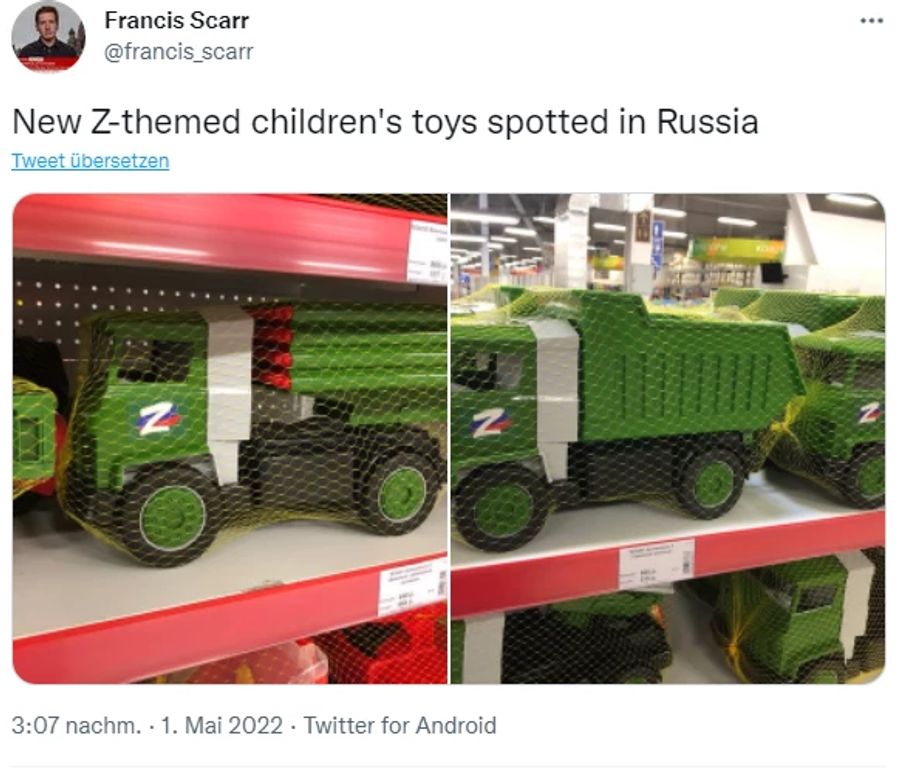 Die Spielzeug-Lastwagen mit dem russischen Z-Symbol in einem Regal eines Supermarkts.