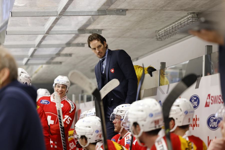 Der Schweizer Headcoach Patrick Fischer reagiert während des Eishockey-Testländerspiels zwischen der Schweiz und Lettland in der Halle Guettingersreuti in Weinfelden, Schweiz, am Samstag, 30. April 2022.
