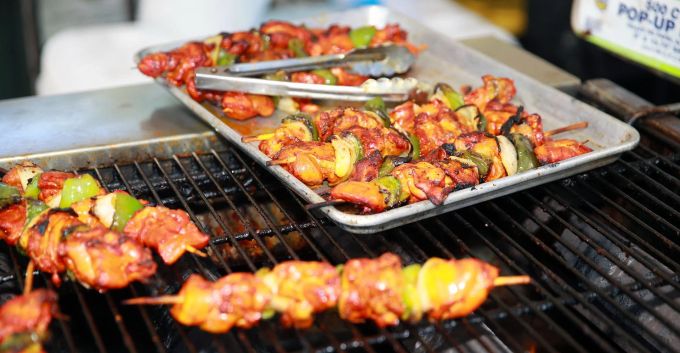 Poulet ist ein typisches Element karbischer Ernährung – und gegrillt auf Holzkohle in vielen Varianten möglich. Holzspiess Poulet Holzkohlegrill