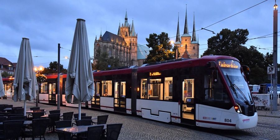 Vom 1. Juni an sollen Fahrgäste im öffentlichen Nahverkehr für 9 Euro pro Monat Busse und Bahnen nutzen können.