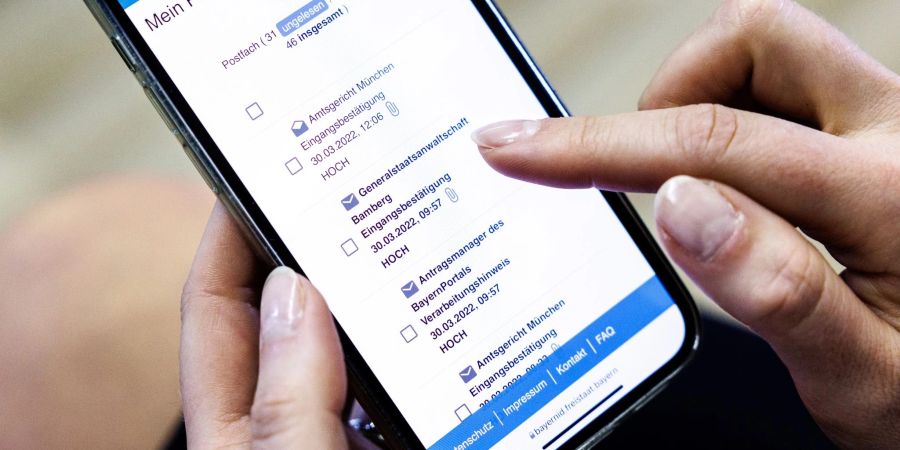 Seit Anfang Februar können Bürger in Bayern über die «BayernApp» Klagen bei den Gerichten oder Strafanzeigen bei den Staatsanwaltschaften online einreichen.