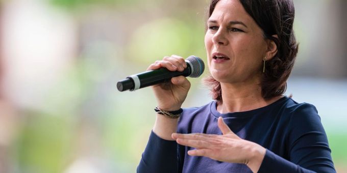 Sicherheitsbeamte liefen nach dem Eierwurf auf die Bühne, um die Aussenministerin Annalena Baerbock abzuschirmen. Sicherheitsbeamte liefen nach dem Eierwurf auf die Bühne, um die Aussenministerin Annalena Baerbock abzuschirmen.
