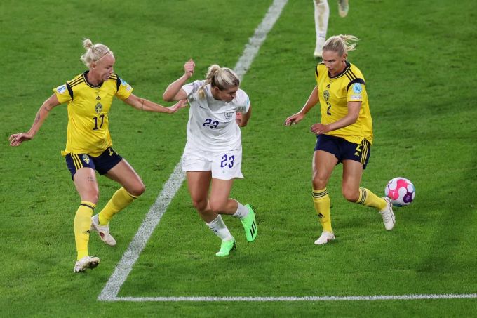Mit der Hacke zum Sieg: Alessia Russo erzielt gegen Schweden das 3:0.