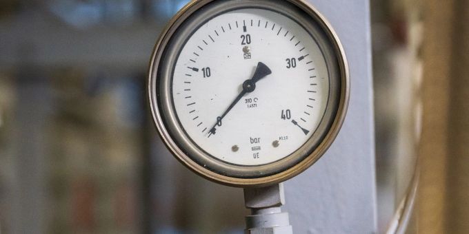 Ein Anzeige für den Druck in der Anlage eines Gasspeichers: Putin dreht den Hahn zu - die EU-Staaten bringen einen Notfallplan auf den Weg. Ein Anzeige für den Druck in der Anlage eines Gasspeichers: Putin dreht den Hahn zu - die EU-Staaten bringen einen Notfallplan auf den Weg.