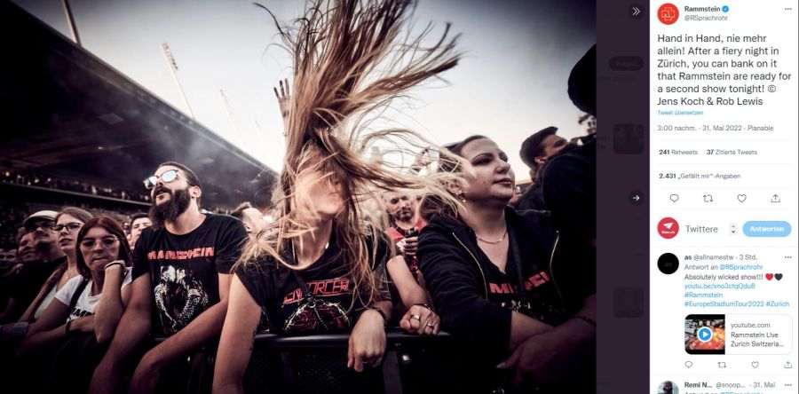 Fans rocken im Letzigrund zum Sound von Rammstein.