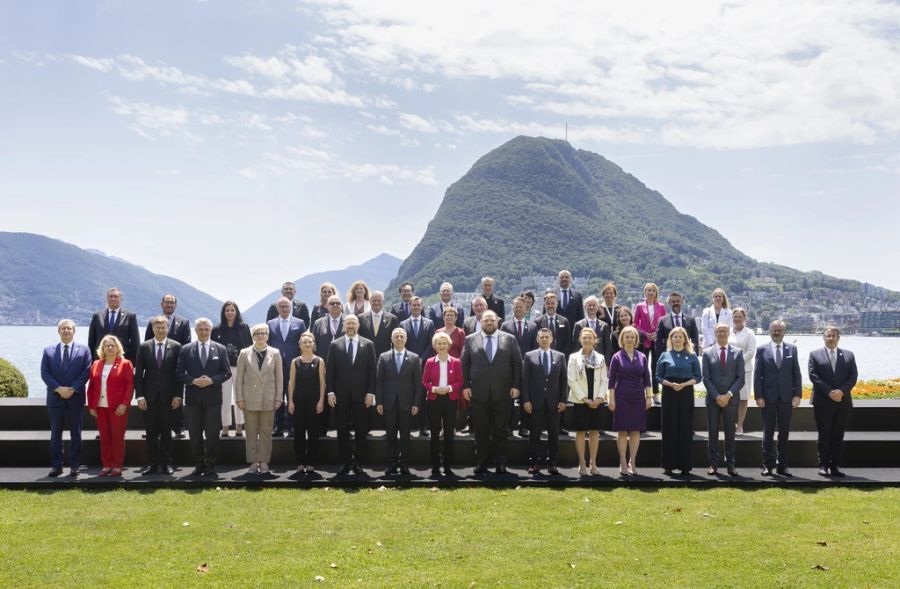 Die Schweizer Nationalratspräsidentin Irene Kälin, der ukrainische Premierminister Denys Shmyhal, der Schweizer Bundespräsident Ignazio Cassis, Aussenministerin Ursula Von der Leyen, Präside