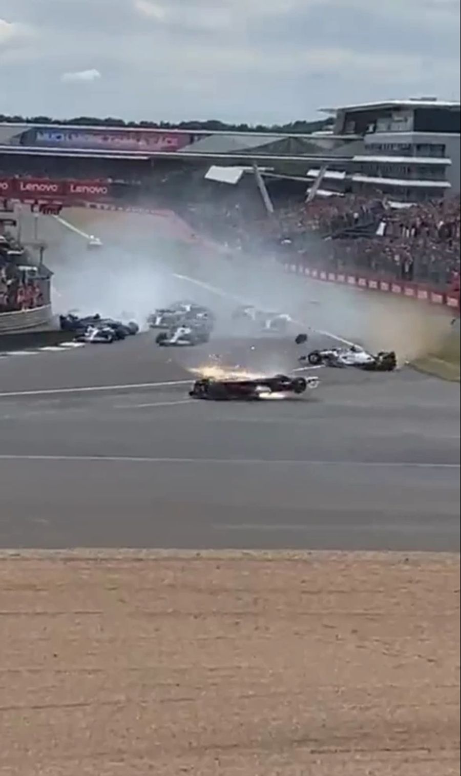 Das Auto von Alfa-Pilot Zhou Guanyu wird beim Massen-Crash zu Beginn des Silverstone-GP bei einer Geschwindigkeit von 210 km/h auf den Kopf gestellt.