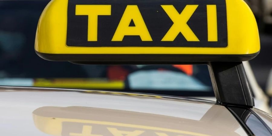 Anzeige an einem Taxi