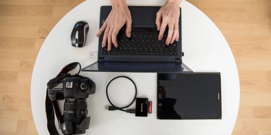 Tisch, Stuhl, Elektrogeräte: Diese und weitere Einrichtungsgegenstände sind in einer Hausratversicherung abgesichert.