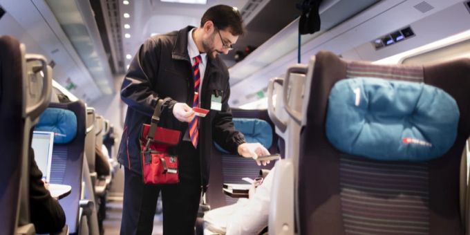 Zugchef Salvatore Grado kontrolliert das Billett eines Zugreisenden in einem Eurocity-Zug der SBB, unterwegs von Zürich nach Mailand, aufgenommen am 3. Oktober 2015. ÖV-Personal Luftqualität Coronavirus