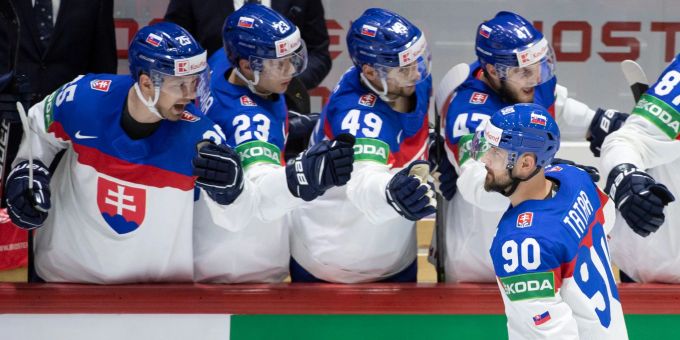 Slowakei-Kapitän Tomas Tatar (90) feiert mit seinen Teamkollegen sein Powerplay-Tor. Tomas Tatar
