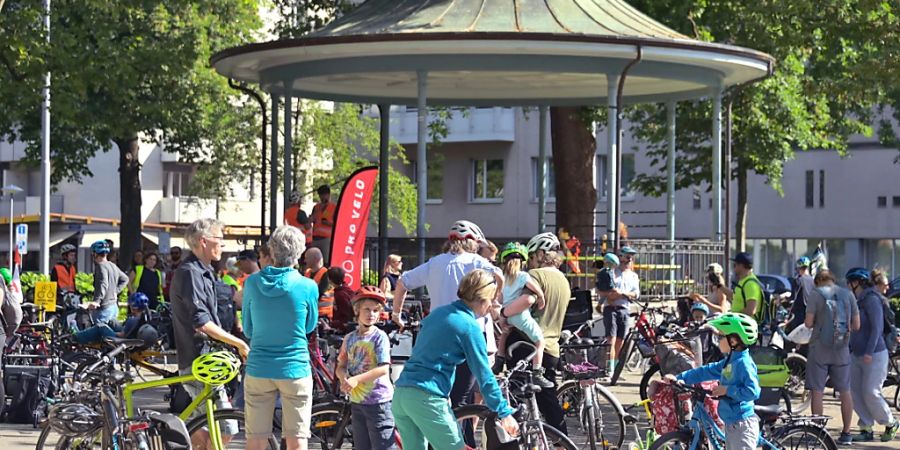 Teilnehmer an einer Protestaktion in Basel für besser ausgebaute Velowege.