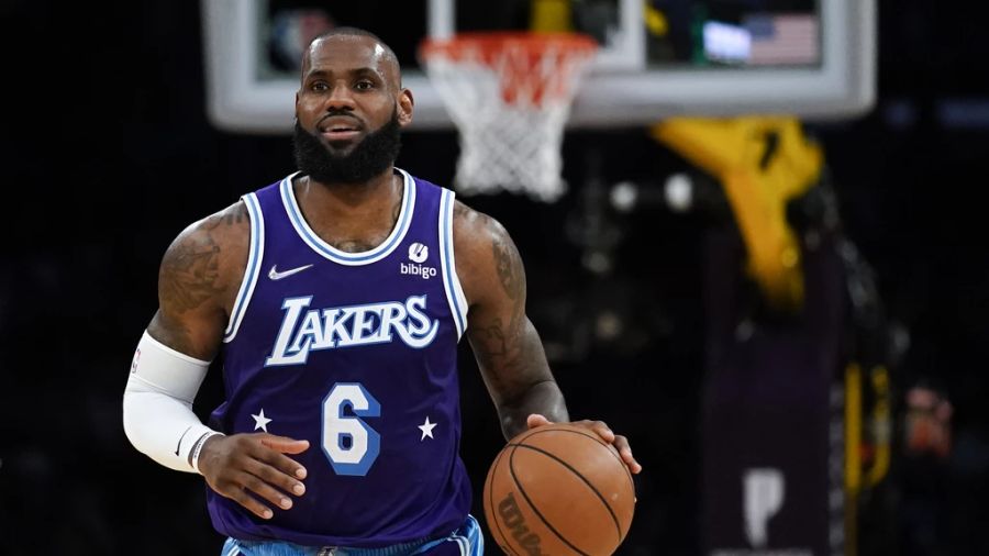 LeBron Raymone James spielt bei den Los Angeles Lakers in der US-amerikanischen Basketballliga NBA.