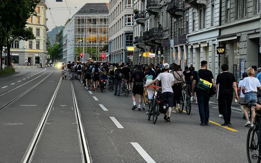 Das Ende des Marsches ist für 22 Uhr am Helvetiaplatz geplant.