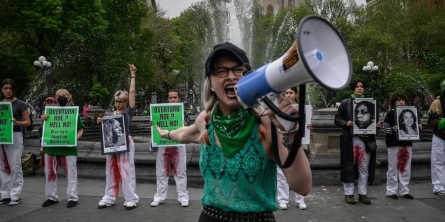 Demonstrantinnen in grün in New York