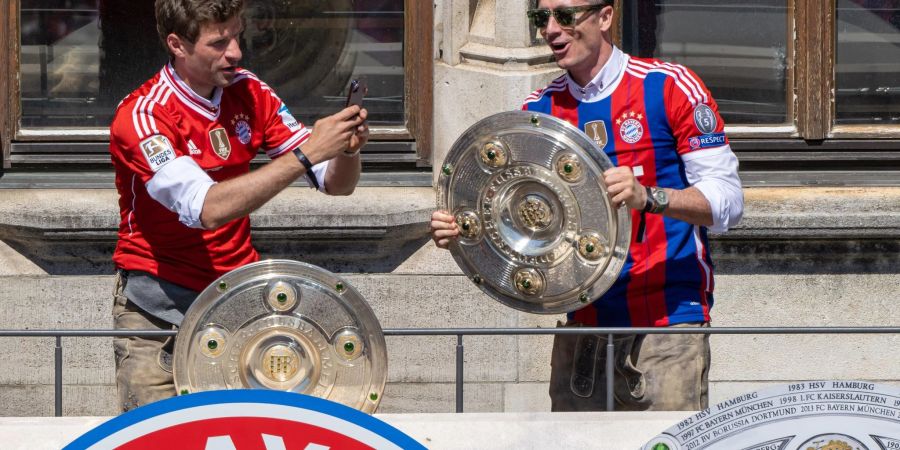 Thomas Müller (l) und Robert Lewandowski bei der Bayern-Meisterfeier auf dem Rathausbalkon.