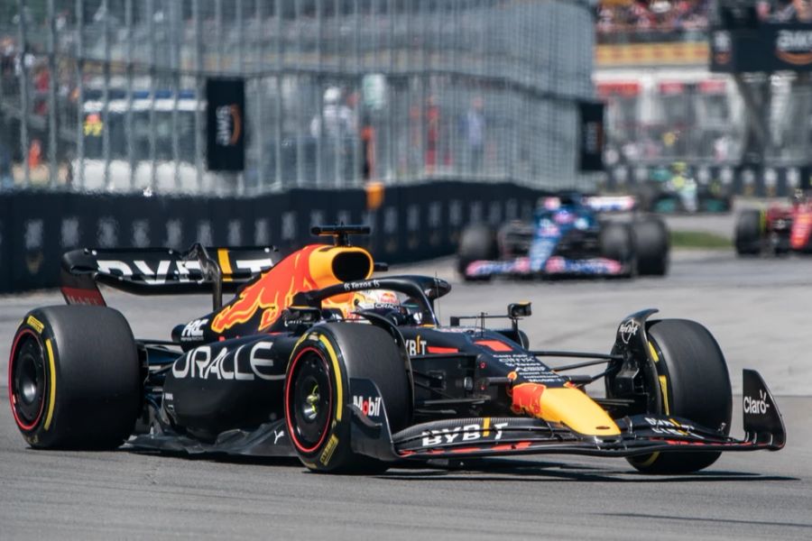 Max Verstappen am Steuer des Red Bull RB18 im Jahr 2022.