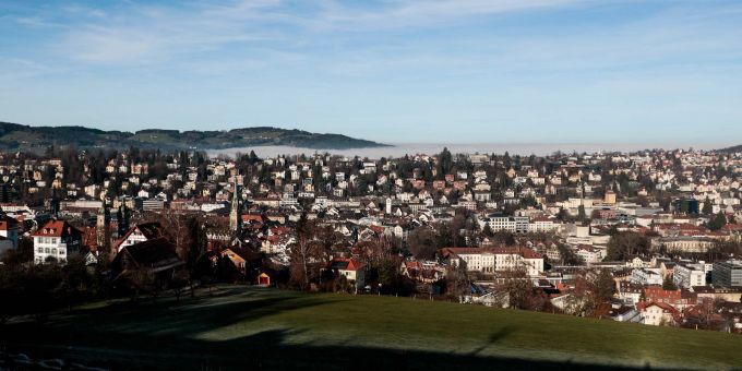 Gewässerschutz ist ein wichtiges Thema in Sankt Gallen. Sankt Gallen Stadt Nebel Häuser
