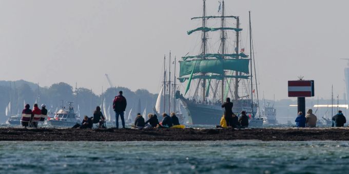 Zuschauer beobachten am Falkensteiner Strand die Windjammer-Parade der Kieler Woche.(2020/Archivbild) Zuschauer beobachten am Falkensteiner Strand die Windjammer-Parade der Kieler Woche.(2020/Archivbild)