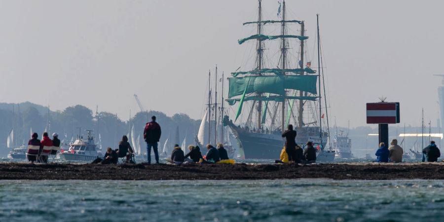 Zuschauer beobachten am Falkensteiner Strand die Windjammer-Parade der Kieler Woche.(2020/Archivbild)