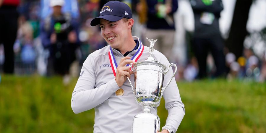 Matthew Fitzpatrick feiert nach dem gewonnenen Turnier mit der Trophäe.