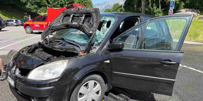 Flums SG: Auto gerät wegen technischem Defekt in Brand. Flums SG